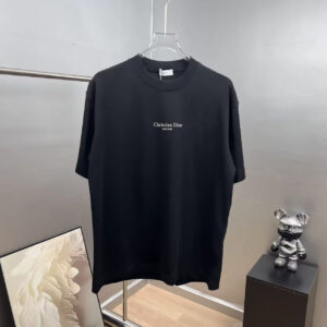 P75 dio～ 迪奥胸前签名logo字母刺绣，官方同款 《区别通货面料》7a抗菌短袖tee 上身十分舒适，男女同款半袖，落肩宽松版型 颜色: 黑色 白色 咖啡色 尺码：S（90-130斤） M（125-150斤） L（135-165斤） XL（160-190斤） XXL（185-220斤）