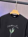 P65 DIOR迪奥2026春夏经典印花圆领短袖T恤采用280克双纱精棉，衣服偏厚使整体高透气和柔软性，高版本，三标齐全！男女同款 颜色：白色 黑色 灰色 杏色 -尺码：S M L Xl