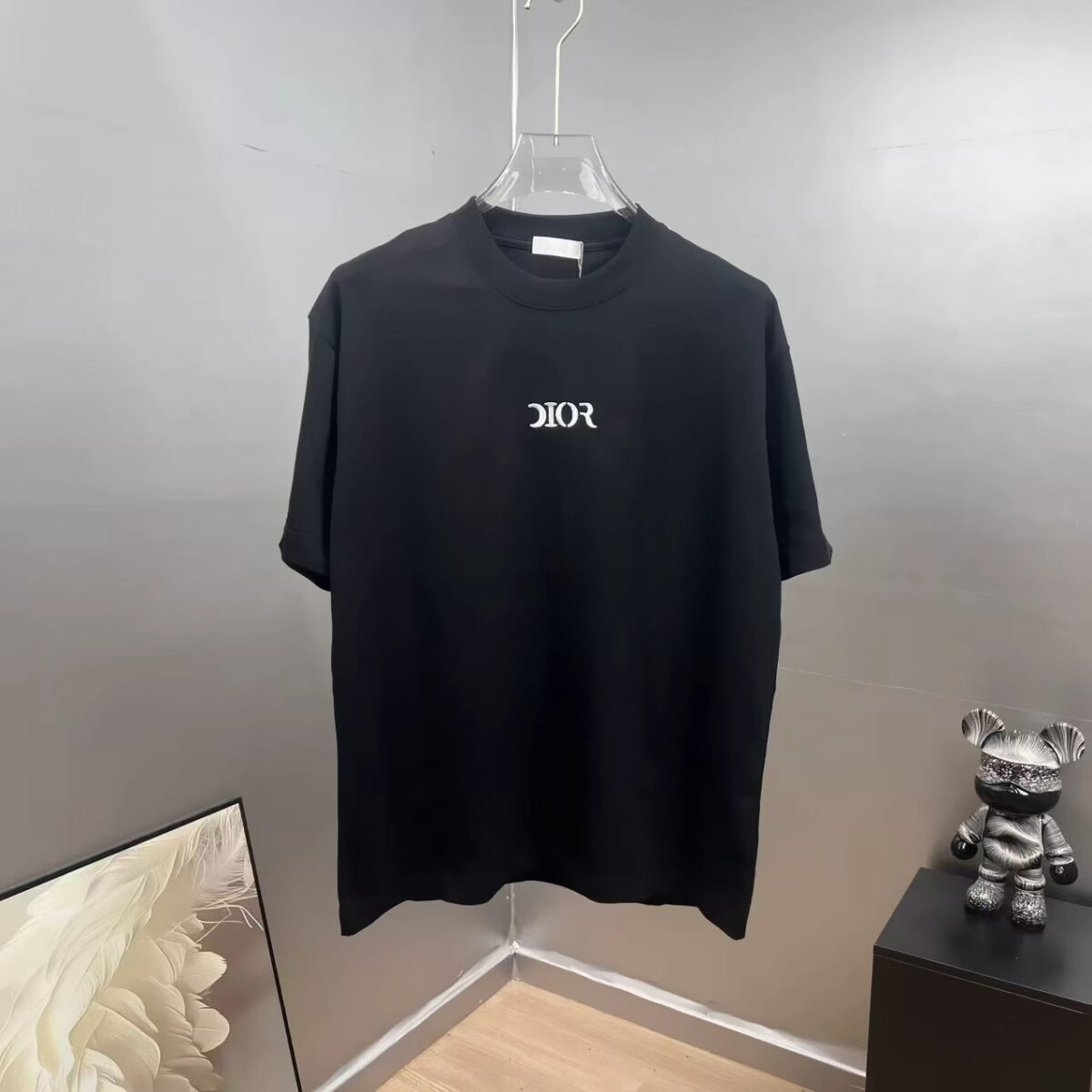 P75 Dio～胸前字母刺绣 《区别通货面料》 7a抗菌短袖tee 上身十分舒适，男女同款半袖，落肩宽松版型 颜色: 黑色 白色 咖啡色 尺码：S（90-130斤） M（125-150斤） L（135-165斤） XL（160-190斤） XXL（185-220斤）