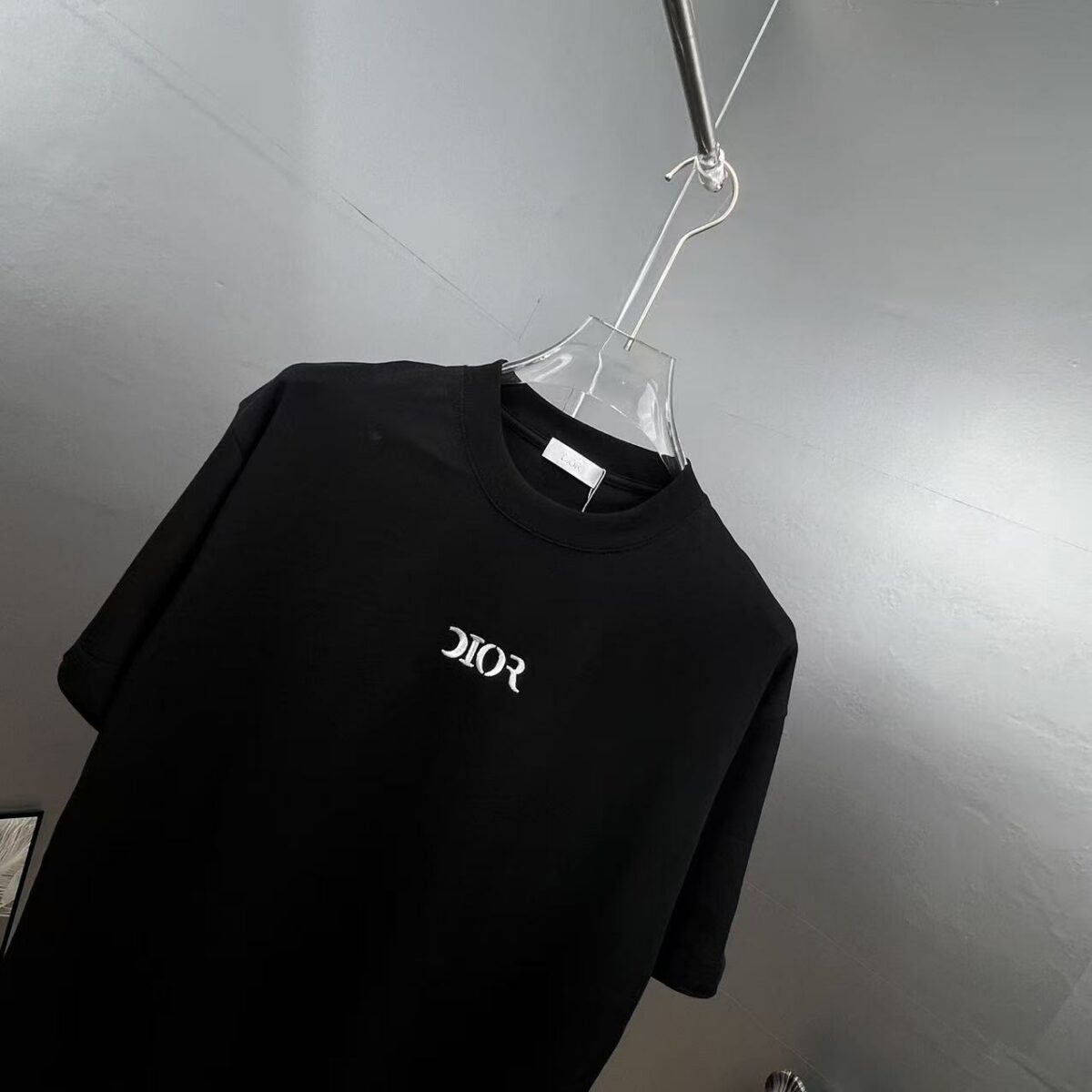 P75 Dio～胸前字母刺绣 《区别通货面料》 7a抗菌短袖tee 上身十分舒适，男女同款半袖，落肩宽松版型 颜色: 黑色 白色 咖啡色 尺码：S（90-130斤） M（125-150斤） L（135-165斤） XL（160-190斤） XXL（185-220斤）