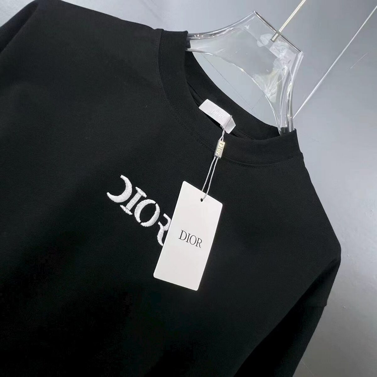 P75 Dio～胸前字母刺绣 《区别通货面料》 7a抗菌短袖tee 上身十分舒适，男女同款半袖，落肩宽松版型 颜色: 黑色 白色 咖啡色 尺码：S（90-130斤） M（125-150斤） L（135-165斤） XL（160-190斤） XXL（185-220斤）