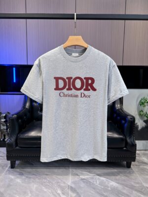 P65 DIOR迪奥2026春夏经典印花圆领短袖T恤采用280克双纱精棉，衣服偏厚使整体高透气和柔软性，高版本，三标齐全！男女同款 颜色：白色 黑色 灰色 杏色 -尺码：S M L Xl