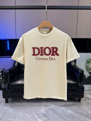 P65 DIOR迪奥2026春夏经典印花圆领短袖T恤采用280克双纱精棉，衣服偏厚使整体高透气和柔软性，高版本，三标齐全！男女同款 颜色：白色 黑色 灰色 杏色 -尺码：S M L Xl