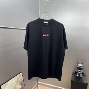 P75 dio～ 迪奥胸前双色字母刺绣 《区别通货面料》7a抗菌短袖tee 上身十分舒适，男女同款半袖，落肩宽松版型 颜色: 黑色 白色 咖啡色 尺码：S（90-130斤） M（125-150斤） L（135-165斤） XL（160-190斤） XXL（185-220斤）