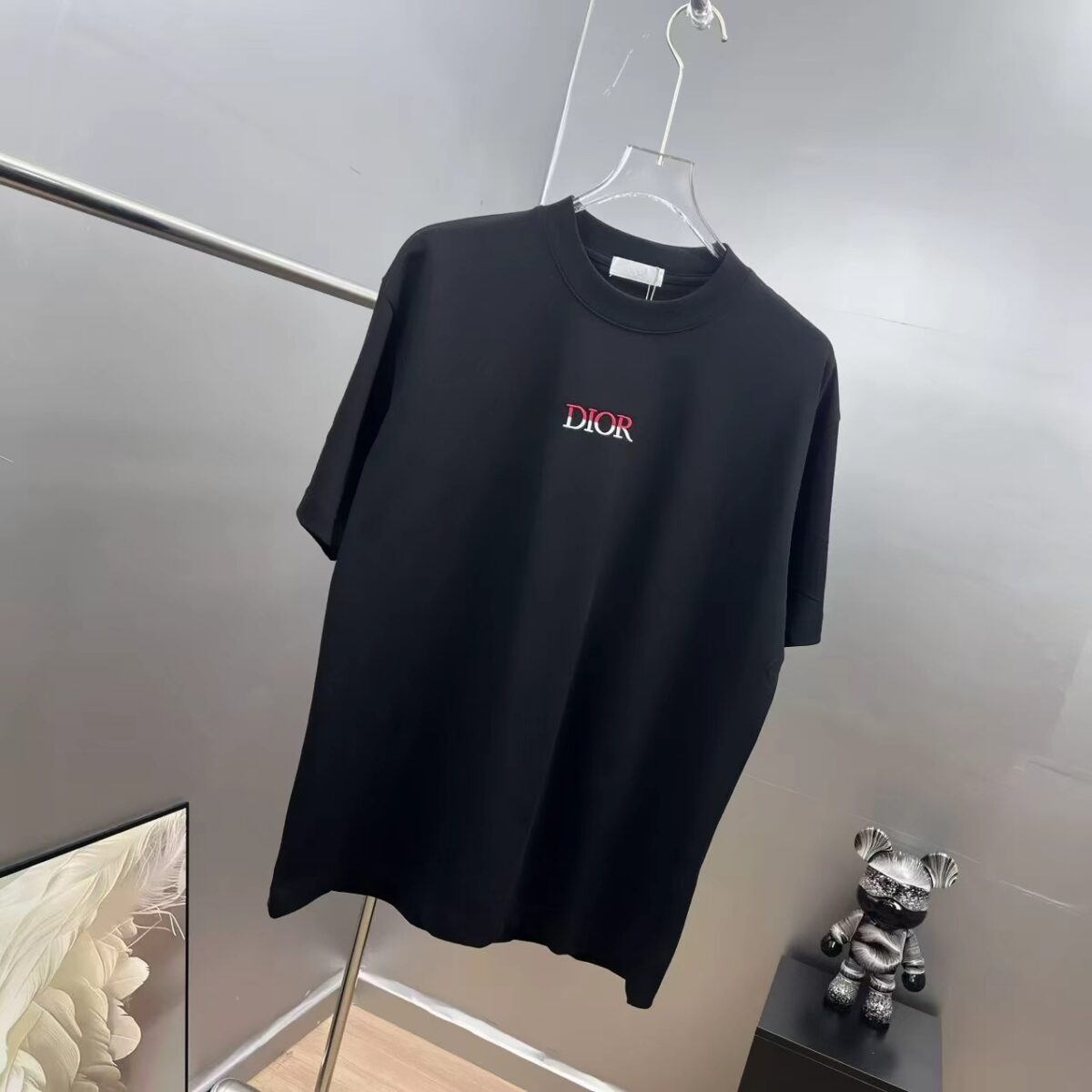 P75 dio～ 迪奥胸前双色字母刺绣 《区别通货面料》7a抗菌短袖tee 上身十分舒适，男女同款半袖，落肩宽松版型 颜色: 黑色 白色 咖啡色 尺码：S（90-130斤） M（125-150斤） L（135-165斤） XL（160-190斤） XXL（185-220斤）