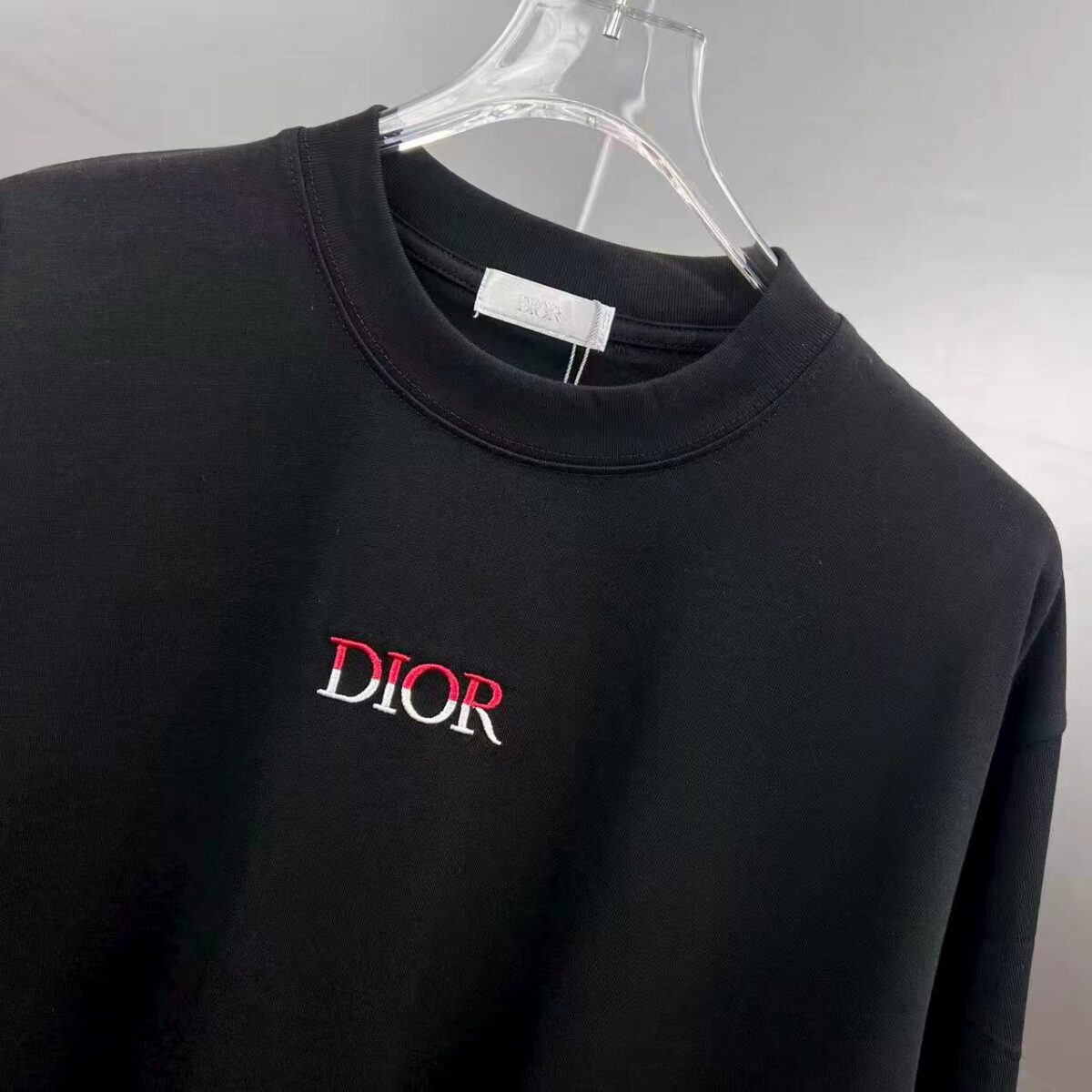 P75 dio～ 迪奥胸前双色字母刺绣 《区别通货面料》7a抗菌短袖tee 上身十分舒适，男女同款半袖，落肩宽松版型 颜色: 黑色 白色 咖啡色 尺码：S（90-130斤） M（125-150斤） L（135-165斤） XL（160-190斤） XXL（185-220斤）