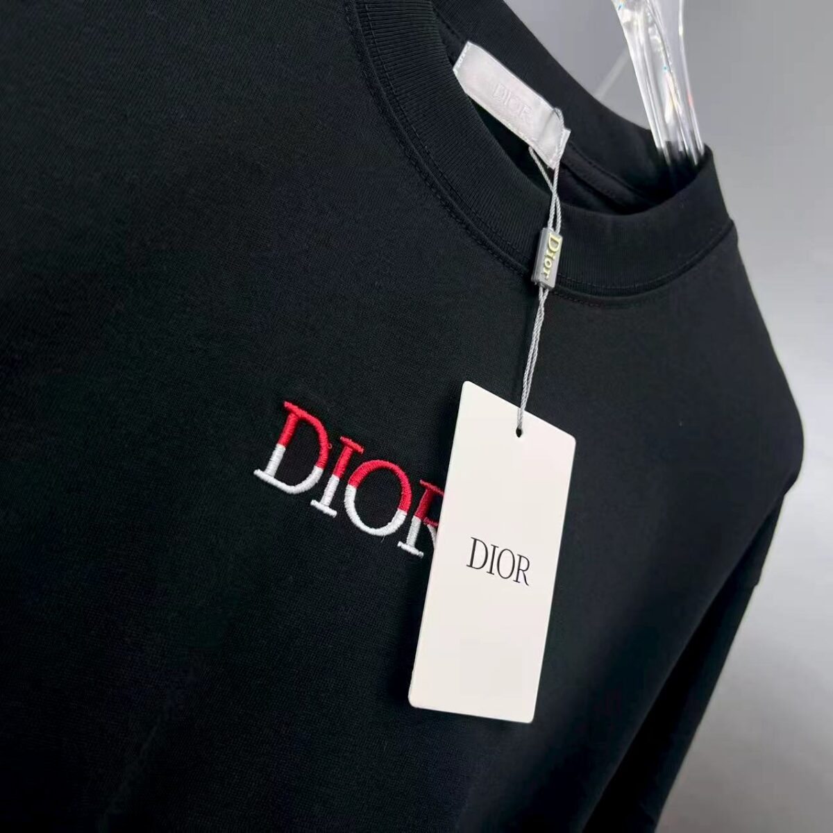 P75 dio～ 迪奥胸前双色字母刺绣 《区别通货面料》7a抗菌短袖tee 上身十分舒适，男女同款半袖，落肩宽松版型 颜色: 黑色 白色 咖啡色 尺码：S（90-130斤） M（125-150斤） L（135-165斤） XL（160-190斤） XXL（185-220斤）