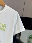 P65 DIOR迪奥2026春夏经典印花圆领短袖T恤采用280克双纱精棉，衣服偏厚使整体高透气和柔软性，高版本，三标齐全！男女同款 颜色：白色 黑色 灰色 杏色 -尺码：S M L Xl