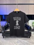 P65 DIOR迪奥2026春夏经典印花圆领短袖T恤采用280克双纱精棉，衣服偏厚使整体高透气和柔软性，高版本，三标齐全！男女同款 颜色：白色 黑色 灰色 杏色 -尺码：S M L Xl