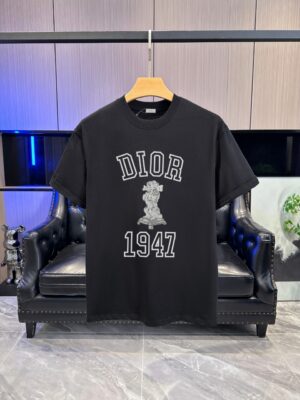 P65 DIOR迪奥2026春夏经典印花圆领短袖T恤采用280克双纱精棉，衣服偏厚使整体高透气和柔软性，高版本，三标齐全！男女同款 颜色：白色 黑色 灰色 杏色 -尺码：S M L Xl