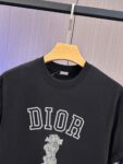 P65 DIOR迪奥2026春夏经典印花圆领短袖T恤采用280克双纱精棉，衣服偏厚使整体高透气和柔软性，高版本，三标齐全！男女同款 颜色：白色 黑色 灰色 杏色 -尺码：S M L Xl