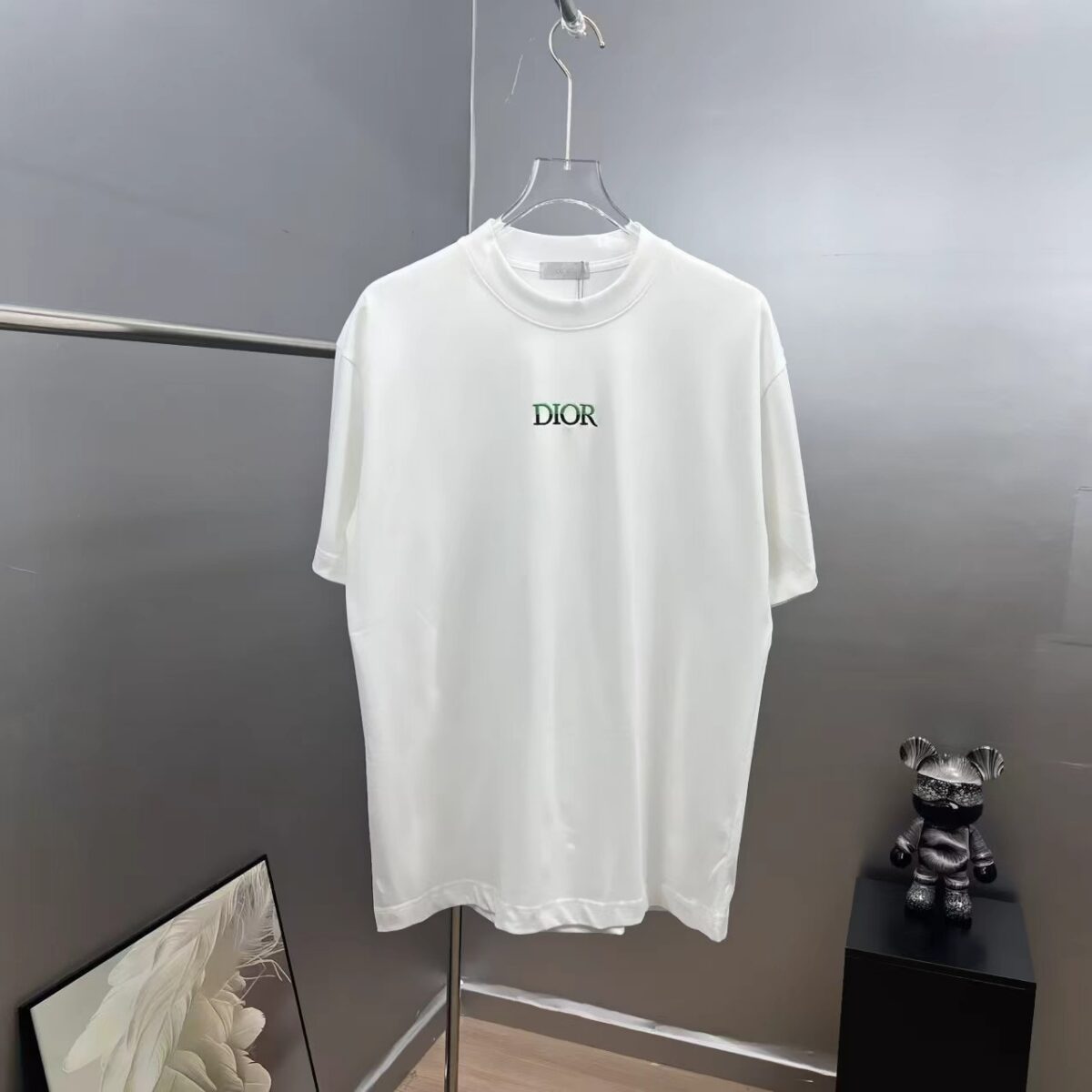 P75 dio～ 迪奥胸前双色字母刺绣 《区别通货面料》7a抗菌短袖tee 上身十分舒适，男女同款半袖，落肩宽松版型 颜色: 黑色 白色 咖啡色 尺码：S（90-130斤） M（125-150斤） L（135-165斤） XL（160-190斤） XXL（185-220斤）