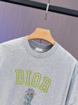 P65 DIOR迪奥2026春夏经典印花圆领短袖T恤采用280克双纱精棉，衣服偏厚使整体高透气和柔软性，高版本，三标齐全！男女同款 颜色：白色 黑色 灰色 杏色 -尺码：S M L Xl