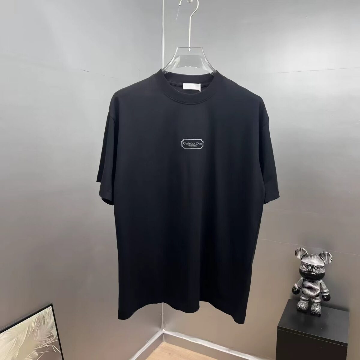 P75 dio～迪奥cd胸前刺绣 《区别通货面料》双纱纯棉 短袖tee 上身十分舒适，男女同款半袖，落肩宽松版型 颜色: 黑色 白色 咖啡色 尺码：S（90-130斤） M（125-150斤） L（135-165斤） XL（160-190斤） XXL（185-220斤）