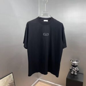 P75 dio～迪奥cd胸前刺绣 《区别通货面料》双纱纯棉 短袖tee 上身十分舒适，男女同款半袖，落肩宽松版型 颜色: 黑色 白色 咖啡色 尺码：S（90-130斤） M（125-150斤） L（135-165斤） XL（160-190斤） XXL（185-220斤）