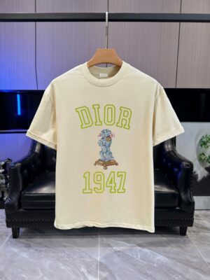 P65 DIOR迪奥2026春夏经典印花圆领短袖T恤采用280克双纱精棉，衣服偏厚使整体高透气和柔软性，高版本，三标齐全！男女同款 颜色：白色 黑色 灰色 杏色 -尺码：S M L Xl
