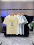 P65 DIOR迪奥2026春夏经典印花圆领短袖T恤采用280克双纱精棉，衣服偏厚使整体高透气和柔软性，高版本，三标齐全！男女同款 颜色：白色 黑色 灰色 杏色 -尺码：S M L Xl