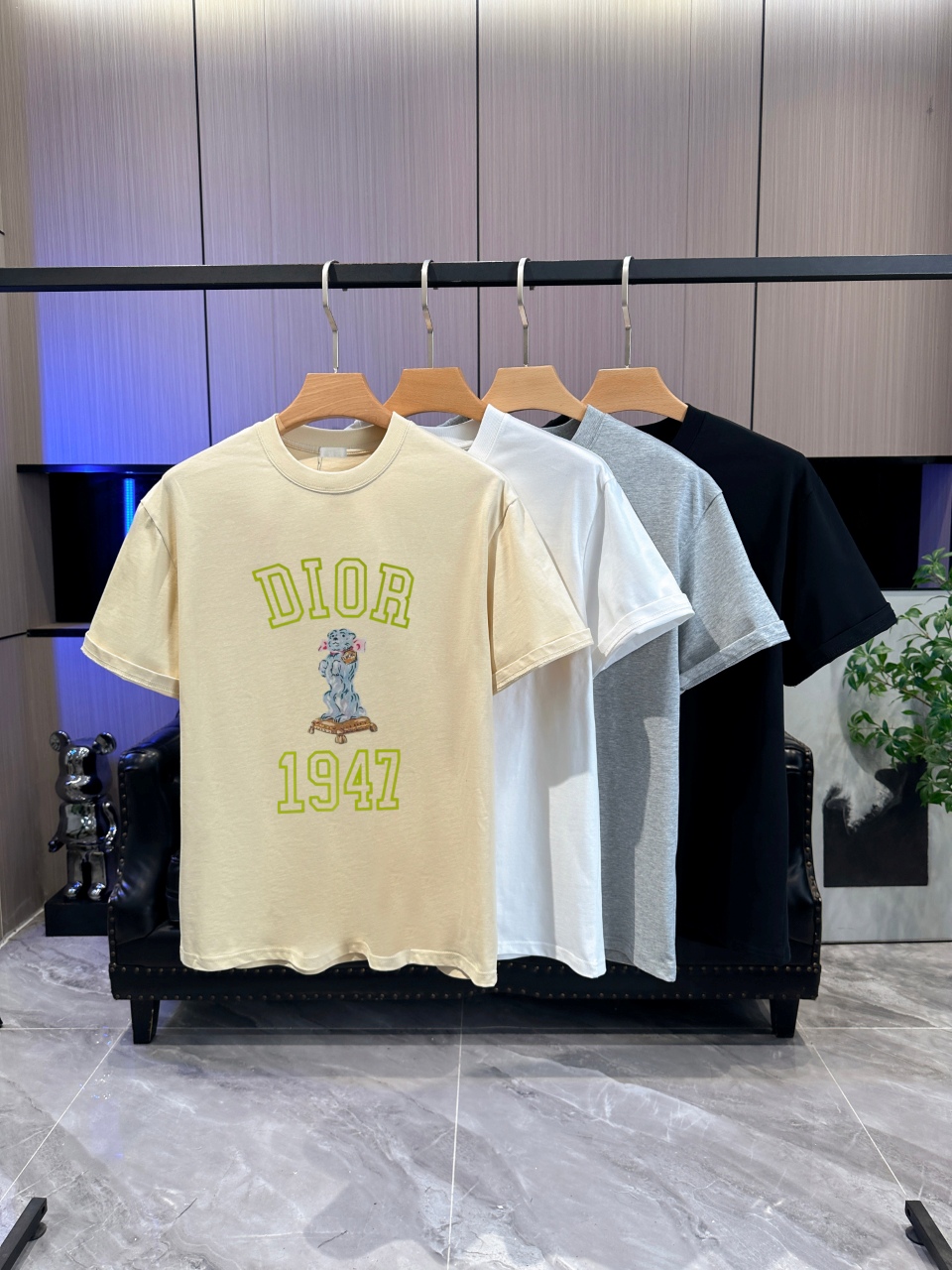 P65 DIOR迪奥2026春夏经典印花圆领短袖T恤采用280克双纱精棉，衣服偏厚使整体高透气和柔软性，高版本，三标齐全！男女同款 颜色：白色 黑色 灰色 杏色 -尺码：S M L Xl