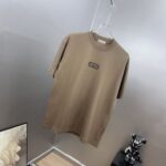 P75 dio～迪奥cd胸前刺绣 《区别通货面料》双纱纯棉 短袖tee 上身十分舒适，男女同款半袖，落肩宽松版型 颜色: 黑色 白色 咖啡色 尺码：S（90-130斤） M（125-150斤） L（135-165斤） XL（160-190斤） XXL（185-220斤）