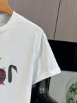 P65 DIOR迪奥2026春夏经典印花圆领短袖T恤采用280克双纱精棉，衣服偏厚使整体高透气和柔软性，高版本，三标齐全！男女同款 颜色：白色 黑色 灰色 杏色 -尺码：S M L Xl