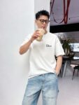 P75 dio～ 迪奥字母签名刺绣，官方同款 《区别通货面料》 双纱纯棉，紧密纱线短袖tee上身十分舒适，男女同款半袖，落肩宽松版型 颜色: 黑色 白色 咖啡色 尺码：S（90-130斤） M（125-150斤） L（135-165斤） XL（160-190斤） XXL（185-220斤）