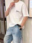 P75 dio～ 迪奥字母签名刺绣，官方同款 《区别通货面料》 双纱纯棉，紧密纱线短袖tee上身十分舒适，男女同款半袖，落肩宽松版型 颜色: 黑色 白色 咖啡色 尺码：S（90-130斤） M（125-150斤） L（135-165斤） XL（160-190斤） XXL（185-220斤）