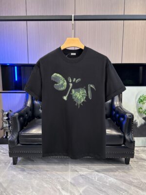 P65 DIOR迪奥2026春夏经典印花圆领短袖T恤采用280克双纱精棉，衣服偏厚使整体高透气和柔软性，高版本，三标齐全！男女同款 颜色：白色 黑色 灰色 杏色 -尺码：S M L Xl