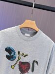 P65 DIOR迪奥2026春夏经典印花圆领短袖T恤采用280克双纱精棉，衣服偏厚使整体高透气和柔软性，高版本，三标齐全！男女同款 颜色：白色 黑色 灰色 杏色 -尺码：S M L Xl