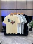 P65 DIOR迪奥2026春夏经典印花圆领短袖T恤采用280克双纱精棉，衣服偏厚使整体高透气和柔软性，高版本，三标齐全！男女同款 颜色：白色 黑色 灰色 杏色 -尺码：S M L Xl