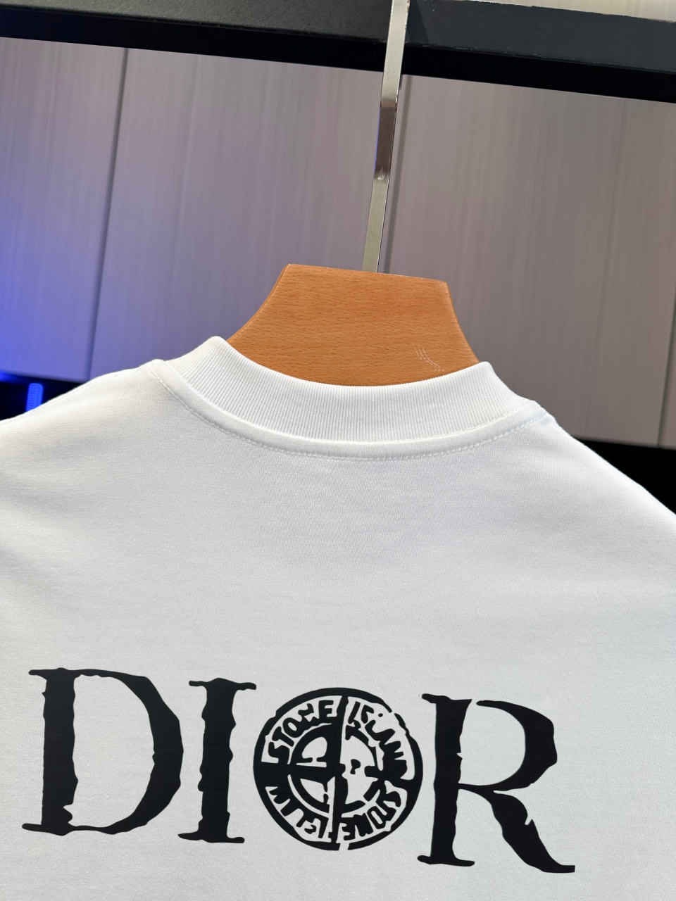 P65 DIOR迪奥2026春夏经典印花圆领短袖T恤采用280克双纱精棉，衣服偏厚使整体高透气和柔软性，高版本，三标齐全！男女同款 颜色：白色 黑色 灰色 杏色 -尺码：S M L Xl