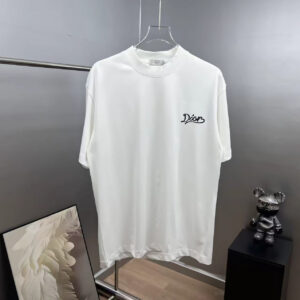 P75 dio～ 迪奥字母签名刺绣，官方同款 《区别通货面料》 双纱纯棉，紧密纱线短袖tee上身十分舒适，男女同款半袖，落肩宽松版型 颜色: 黑色 白色 咖啡色 尺码：S（90-130斤） M（125-150斤） L（135-165斤） XL（160-190斤） XXL（185-220斤）