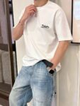 P75 dio～ 迪奥字母签名刺绣，官方同款 《区别通货面料》 双纱纯棉，紧密纱线短袖tee上身十分舒适，男女同款半袖，落肩宽松版型 颜色: 黑色 白色 咖啡色 尺码：S（90-130斤） M（125-150斤） L（135-165斤） XL（160-190斤） XXL（185-220斤）