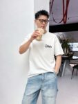 P75 dio～ 迪奥字母签名刺绣，官方同款 《区别通货面料》 双纱纯棉，紧密纱线短袖tee上身十分舒适，男女同款半袖，落肩宽松版型 颜色: 黑色 白色 咖啡色 尺码：S（90-130斤） M（125-150斤） L（135-165斤） XL（160-190斤） XXL（185-220斤）