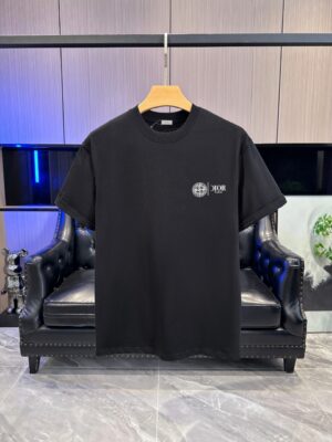 P65 DIOR迪奥2026春夏经典印花圆领短袖T恤采用280克双纱精棉，衣服偏厚使整体高透气和柔软性，高版本，三标齐全！男女同款 颜色：白色 黑色 灰色 杏色 -尺码：S M L Xl