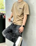 P75 dio～ 迪奥字母签名刺绣，官方同款 《区别通货面料》 双纱纯棉，紧密纱线短袖tee上身十分舒适，男女同款半袖，落肩宽松版型 颜色: 黑色 白色 咖啡色 尺码：S（90-130斤） M（125-150斤） L（135-165斤） XL（160-190斤） XXL（185-220斤）