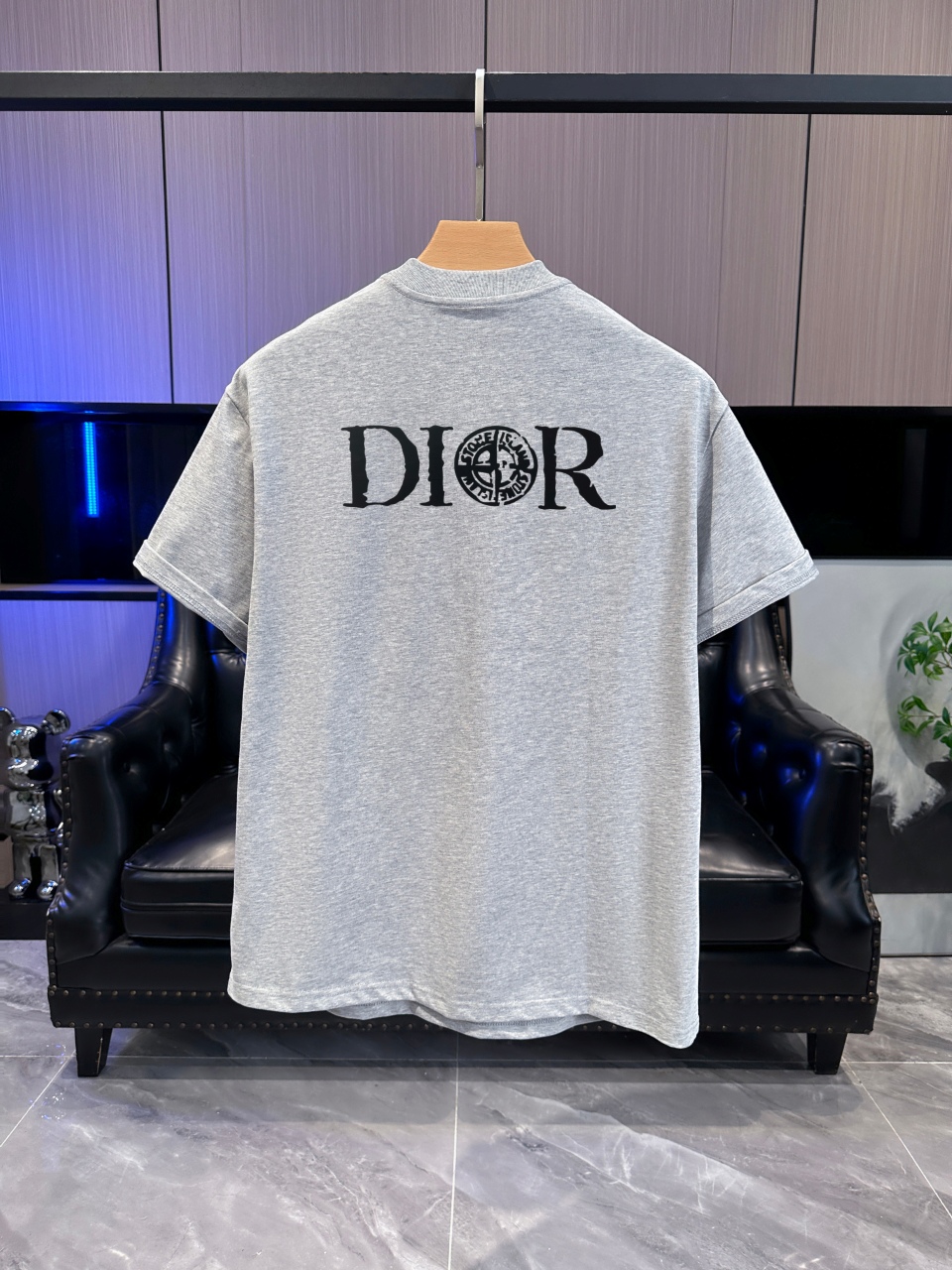 P65 DIOR迪奥2026春夏经典印花圆领短袖T恤采用280克双纱精棉，衣服偏厚使整体高透气和柔软性，高版本，三标齐全！男女同款 颜色：白色 黑色 灰色 杏色 -尺码：S M L Xl
