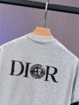 P65 DIOR迪奥2026春夏经典印花圆领短袖T恤采用280克双纱精棉，衣服偏厚使整体高透气和柔软性，高版本，三标齐全！男女同款 颜色：白色 黑色 灰色 杏色 -尺码：S M L Xl