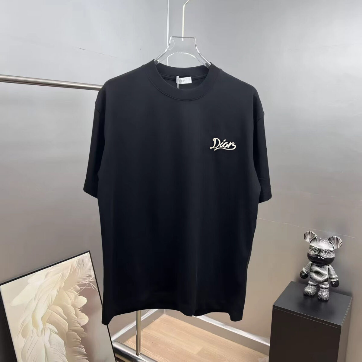 P75 dio～ 迪奥字母签名刺绣，官方同款 《区别通货面料》 双纱纯棉，紧密纱线短袖tee上身十分舒适，男女同款半袖，落肩宽松版型 颜色: 黑色 白色 咖啡色 尺码：S（90-130斤） M（125-150斤） L（135-165斤） XL（160-190斤） XXL（185-220斤）