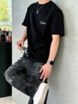 P75 dio～ 迪奥字母签名刺绣，官方同款 《区别通货面料》 双纱纯棉，紧密纱线短袖tee上身十分舒适，男女同款半袖，落肩宽松版型 颜色: 黑色 白色 咖啡色 尺码：S（90-130斤） M（125-150斤） L（135-165斤） XL（160-190斤） XXL（185-220斤）