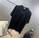 P75 dio～ 迪奥字母签名刺绣 《区别通货面料》 双纱纯棉，紧密纱线短袖tee上身十分舒适，男女同款半袖，落肩宽松版型 颜色: 黑色 白色 咖啡色 尺码：S（90-130斤） M（125-150斤） L（135-165斤） XL（160-190斤） XXL（185-220斤）