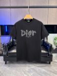 P65 DIOR迪奥2026春夏经典印花圆领短袖T恤采用280克双纱精棉，衣服偏厚使整体高透气和柔软性，高版本，三标齐全！男女同款 颜色：白色 黑色 灰色 杏色 -尺码：S M L Xl