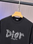 P65 DIOR迪奥2026春夏经典印花圆领短袖T恤采用280克双纱精棉，衣服偏厚使整体高透气和柔软性，高版本，三标齐全！男女同款 颜色：白色 黑色 灰色 杏色 -尺码：S M L Xl