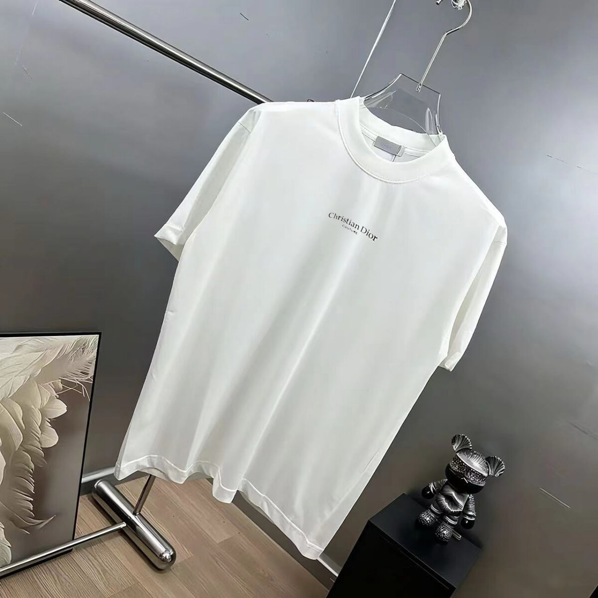 weigou_186526_2_21f5bfddab P75 dio~ 迪奥字母签名刺绣 《区别通货面料》 双纱纯棉,紧密纱线短袖tee上身十分舒适,男女同款半袖,落肩宽松版型 颜色: 黑色 白色 咖啡色 尺码:S(90-130斤) M(125-150斤) L(135-165斤) XL(160-190斤) XXL(185-220斤)