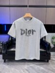 P65 DIOR迪奥2026春夏经典印花圆领短袖T恤采用280克双纱精棉，衣服偏厚使整体高透气和柔软性，高版本，三标齐全！男女同款 颜色：白色 黑色 灰色 杏色 -尺码：S M L Xl