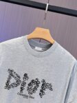 P65 DIOR迪奥2026春夏经典印花圆领短袖T恤采用280克双纱精棉，衣服偏厚使整体高透气和柔软性，高版本，三标齐全！男女同款 颜色：白色 黑色 灰色 杏色 -尺码：S M L Xl