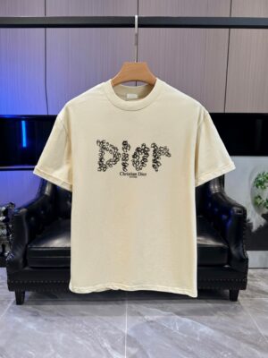 P65 DIOR迪奥2026春夏经典印花圆领短袖T恤采用280克双纱精棉，衣服偏厚使整体高透气和柔软性，高版本，三标齐全！男女同款 颜色：白色 黑色 灰色 杏色 -尺码：S M L Xl