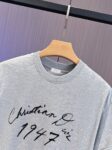 P65 DIOR迪奥2026春夏经典印花圆领短袖T恤采用280克双纱精棉，衣服偏厚使整体高透气和柔软性，高版本，三标齐全！男女同款 颜色：白色 黑色 灰色 杏色 -尺码：S M L Xl