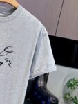 P65 DIOR迪奥2026春夏经典印花圆领短袖T恤采用280克双纱精棉，衣服偏厚使整体高透气和柔软性，高版本，三标齐全！男女同款 颜色：白色 黑色 灰色 杏色 -尺码：S M L Xl