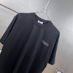 weigou_186658_3_c0cf23b643 P75 dio~cd迪奥 1947刺绣徽章 《区别通货面料》双纱纯棉紧密纱线短袖T恤, 上身十分舒适,男女同款半袖,落肩宽松版型 颜色: 黑色 白色 咖啡色 尺码:S(90-130斤) M(125-150斤) L(135-165斤) XL(160-190斤) XXL(185-220斤)