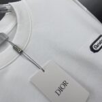 weigou_186688_4_4b9017d26a P75 dio~cd迪奥 1947刺绣徽章 《区别通货面料》双纱纯棉紧密纱线短袖T恤, 上身十分舒适,男女同款半袖,落肩宽松版型 颜色: 黑色 白色 咖啡色 尺码:S(90-130斤) M(125-150斤) L(135-165斤) XL(160-190斤) XXL(185-220斤)